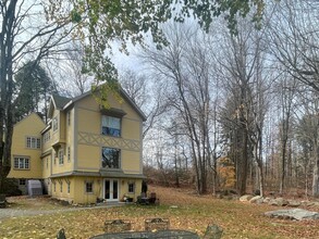 8 Freshwater Ln in Wilton, CT - Building Photo - Building Photo