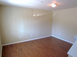 Fourplex in Longview, WA - Building Photo - Interior Photo