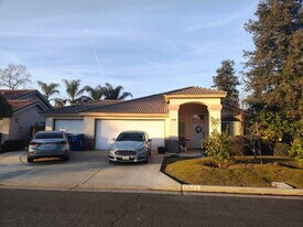 5584 W Chennault Ave in Fresno, CA - Building Photo