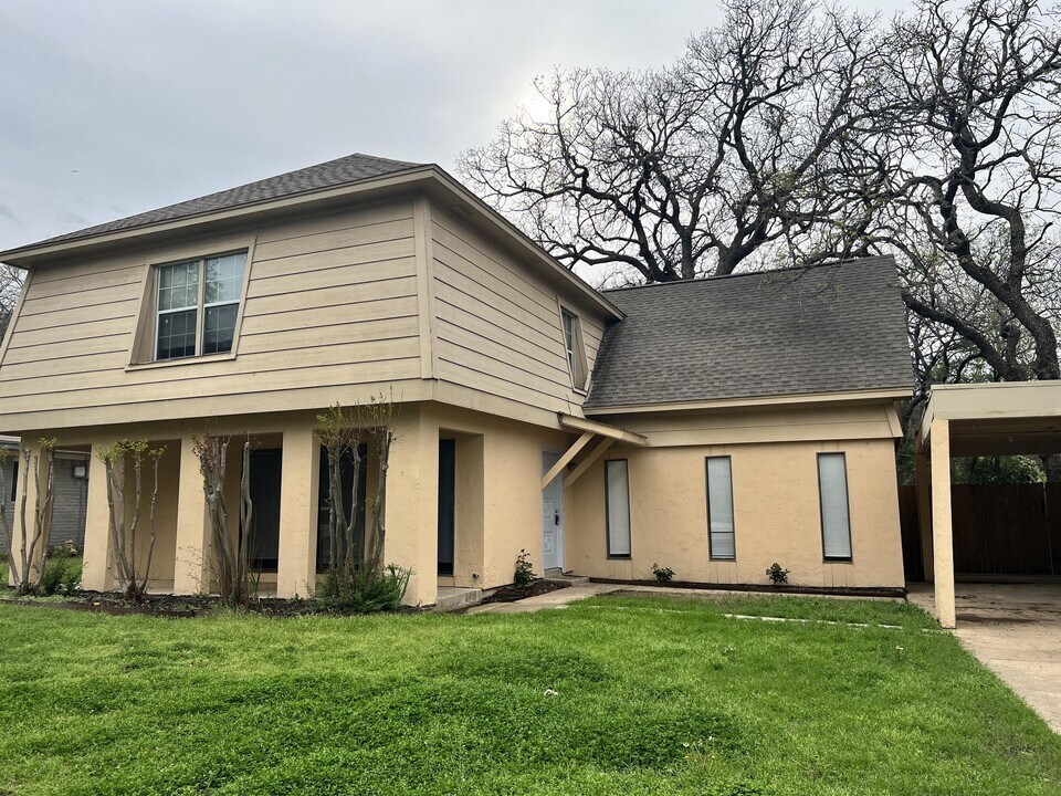 5429 Prince Dr in Lake Dallas, TX - Building Photo