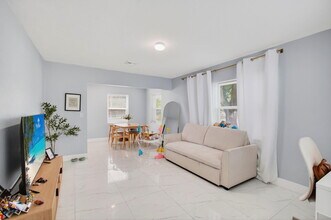 614 N E St in Lake Worth Beach, FL - Building Photo - Building Photo