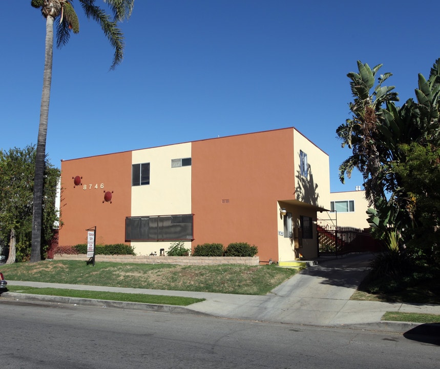 8746 Owensmouth Ave in Canoga Park, CA - Building Photo