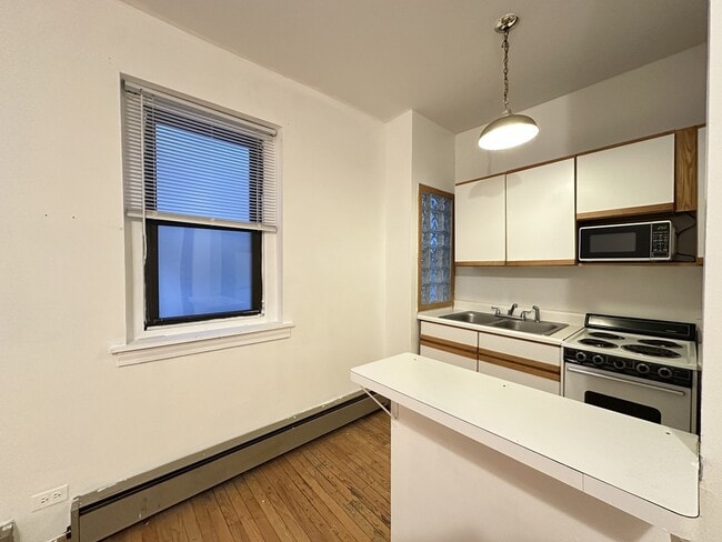 634 W Barry Ave, Unit R04A in Chicago, IL - Building Photo - Building Photo