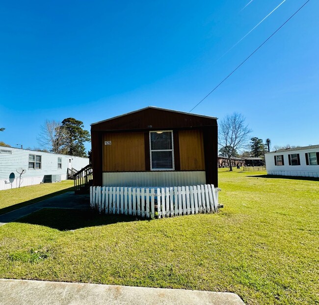 126 Zack Cir in Jacksonville, NC - Building Photo - Building Photo