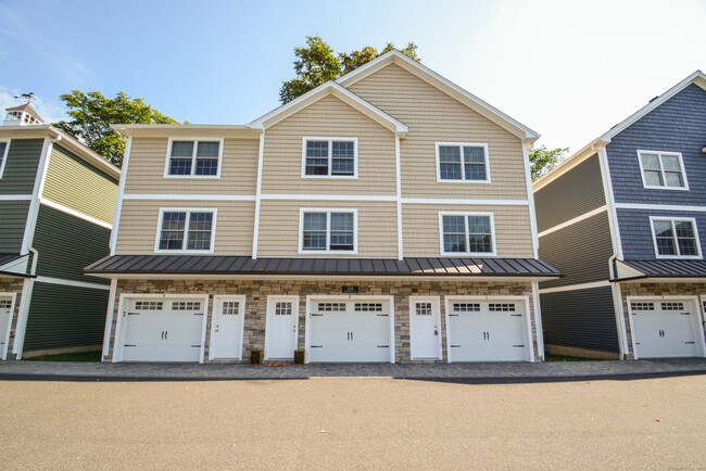 328 Meadowside Rd in Milford, CT - Building Photo - Building Photo