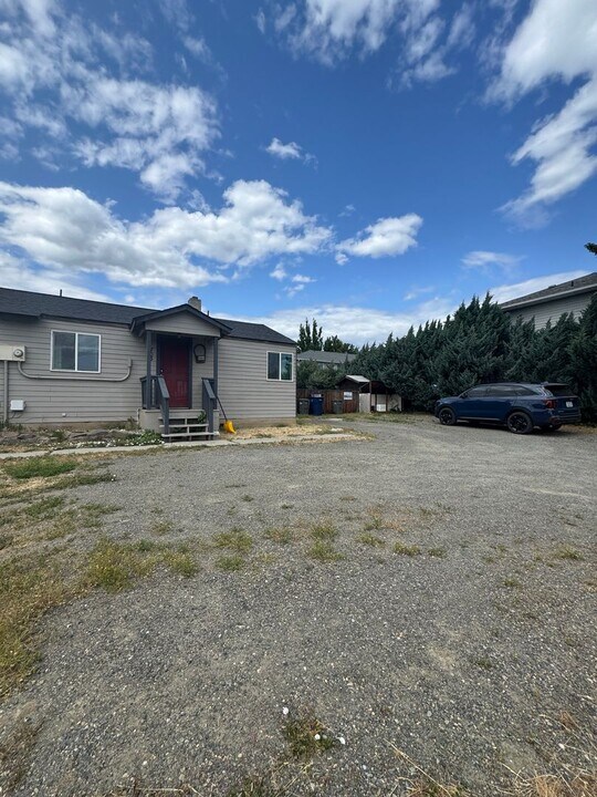 703 E 18th Ave in Ellensburg, WA - Building Photo