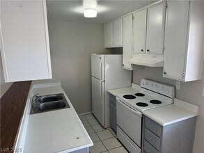 2158 E Desert Inn Rd in Las Vegas, NV - Foto de edificio - Building Photo