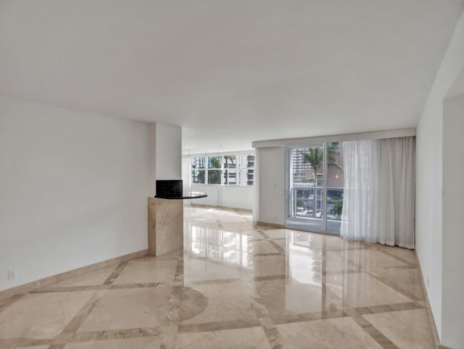 1880 S Ocean Dr in Hallandale Beach, FL - Building Photo - Building Photo