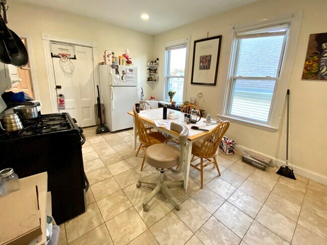 8 Oswald St, Unit 3 in Boston, MA - Building Photo - Building Photo