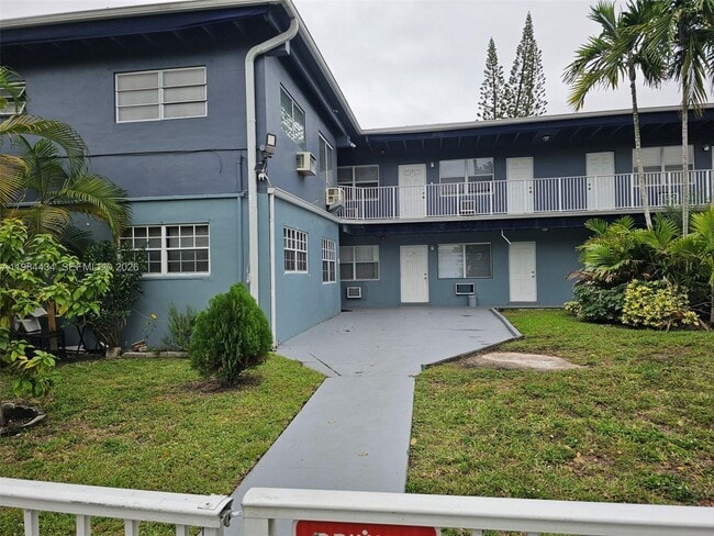 16851 NE 21st Ave in North Miami Beach, FL - Foto de edificio - Building Photo