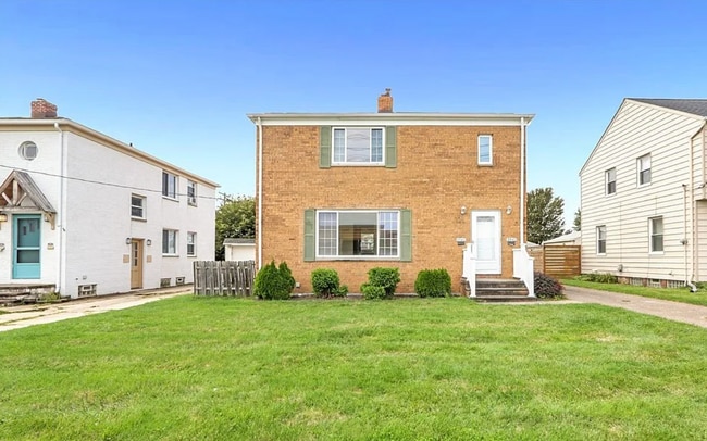 3340 W 210th St, Unit 3340-Lower Unit in Fairview Park, OH - Foto de edificio - Building Photo