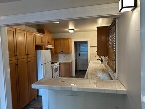 325 E Colorado Blvd in Monrovia, CA - Building Photo - Building Photo