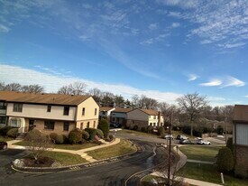 22 Highview Dr in Woodbridge, NJ - Building Photo