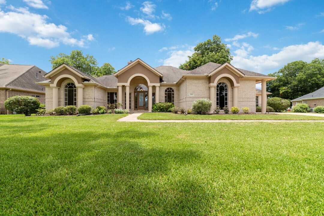 32610 Whitburn Trail in Fulshear, TX - Foto de edificio
