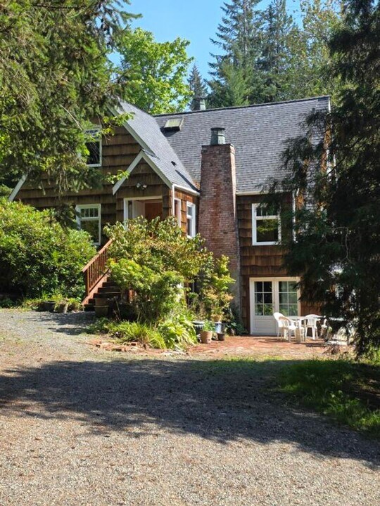 5324 Mt Baker Hwy in Deming, WA - Building Photo