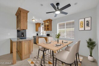 4554 E Paradise Vlg Pkwy S in Phoenix, AZ - Foto de edificio - Building Photo