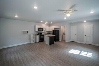 11579 Persimmon St in Willis, TX - Building Photo - Building Photo