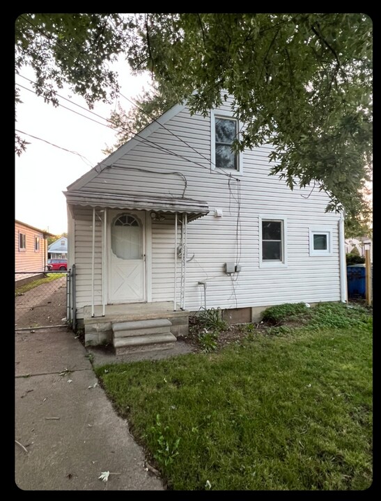 22376 Columbus Ave in Warren, MI - Building Photo