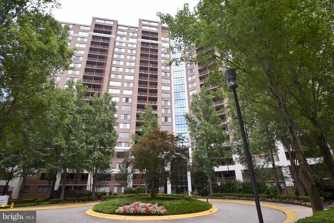10101 Grosvenor Pl in Rockville, MD - Building Photo - Building Photo