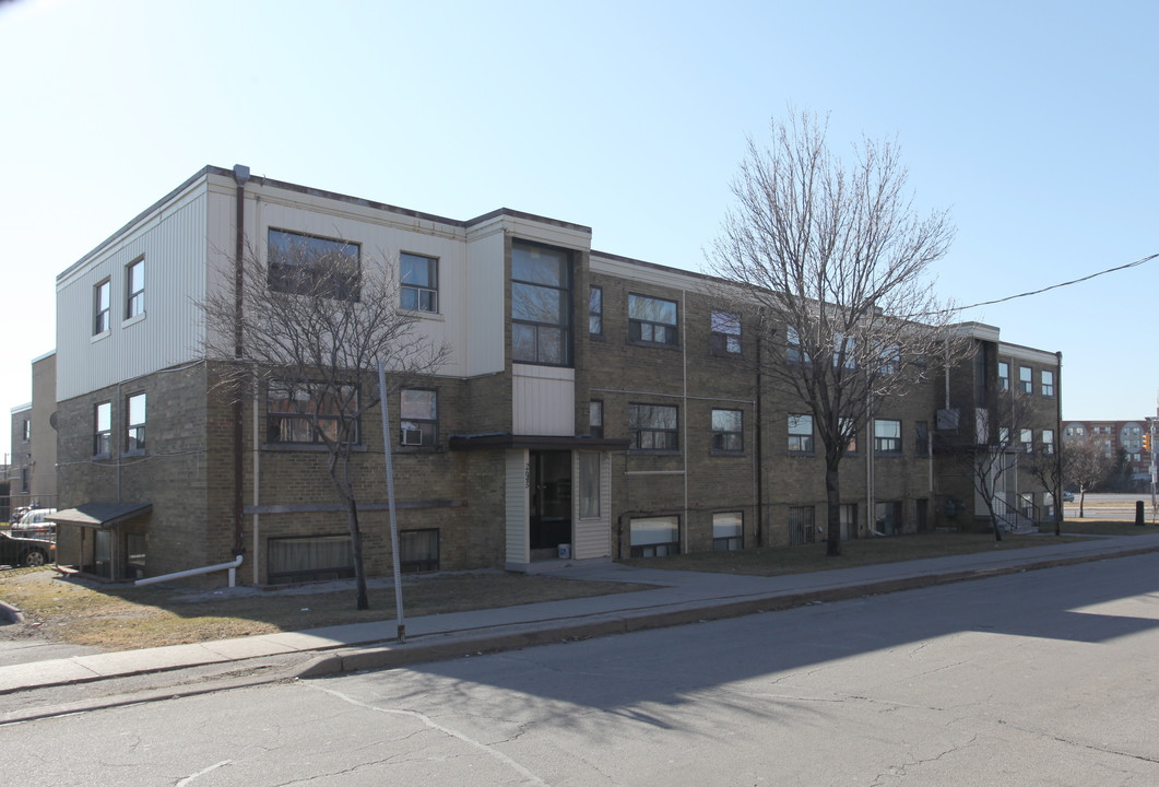 2645 Keele St in Toronto, ON - Building Photo