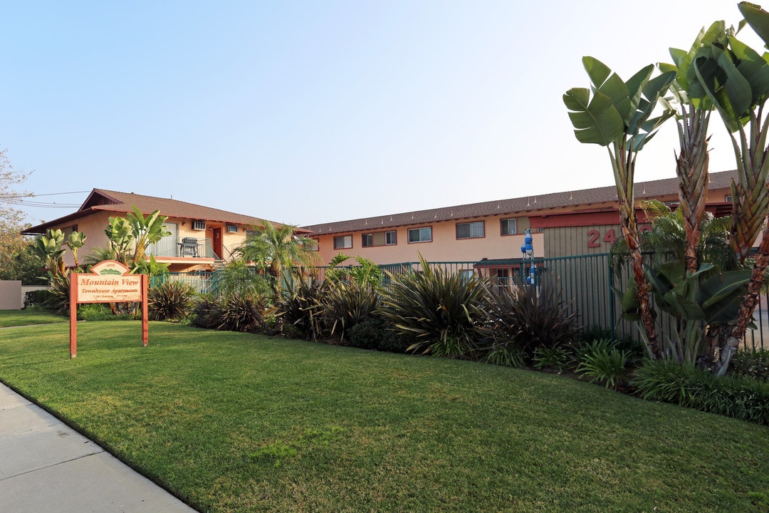 Mountain View Townhouse in Fullerton, CA - Foto de edificio