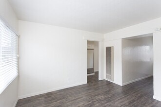 4923 Saratoga Ave in San Diego, CA - Building Photo - Building Photo