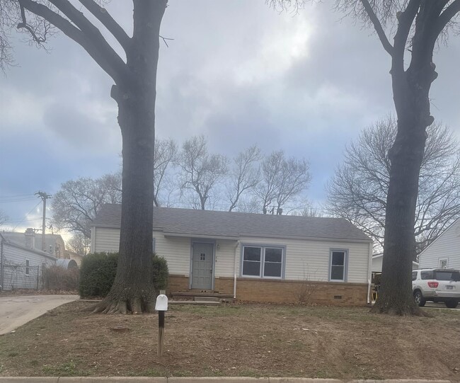 property at 809 N Kokomo Ave