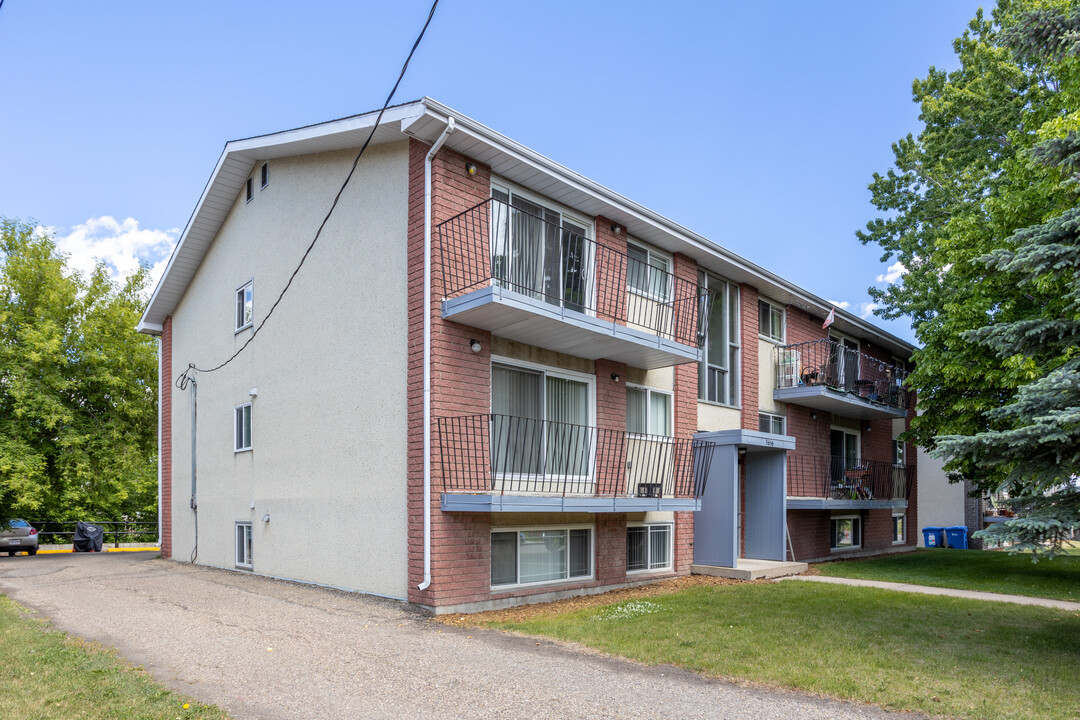 5616 42 St in Red Deer, AB - Building Photo