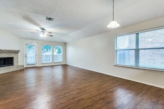 1611 Venus Dr E in Lancaster, TX - Building Photo - Building Photo