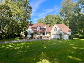 314 Erskine Rd in Stamford, CT - Building Photo