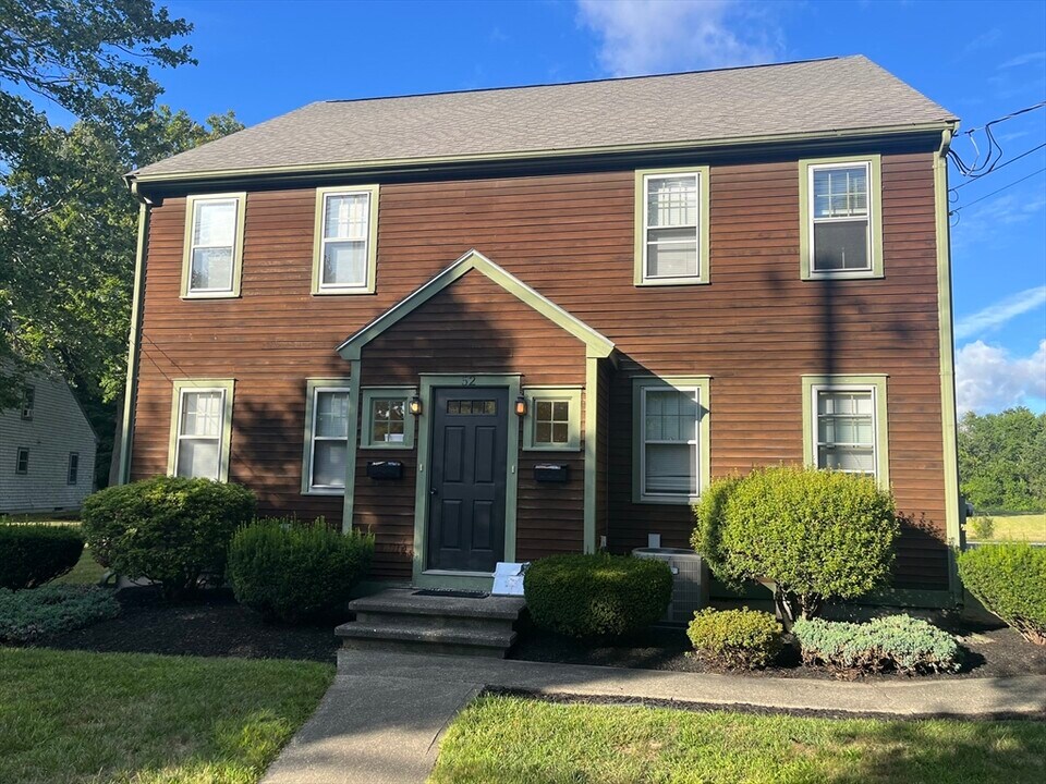 52 Collins St in Danvers, MA - Building Photo