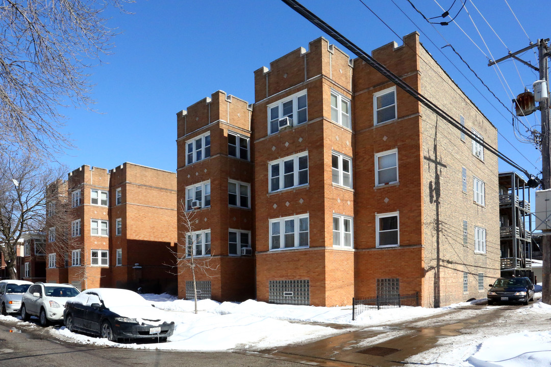 Manors of Whipple in Chicago, IL - Building Photo