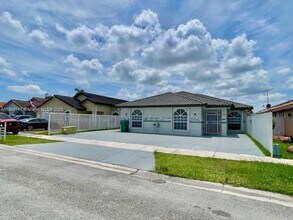 5500 SW 47th Pl in Miami, FL - Building Photo - Building Photo