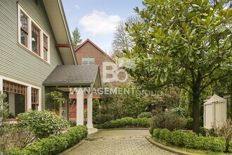 2328 SW Broadway Dr in Portland, OR - Building Photo - Building Photo