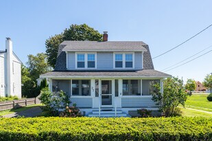 27 Ridgewood Ave in Madison, CT - Building Photo