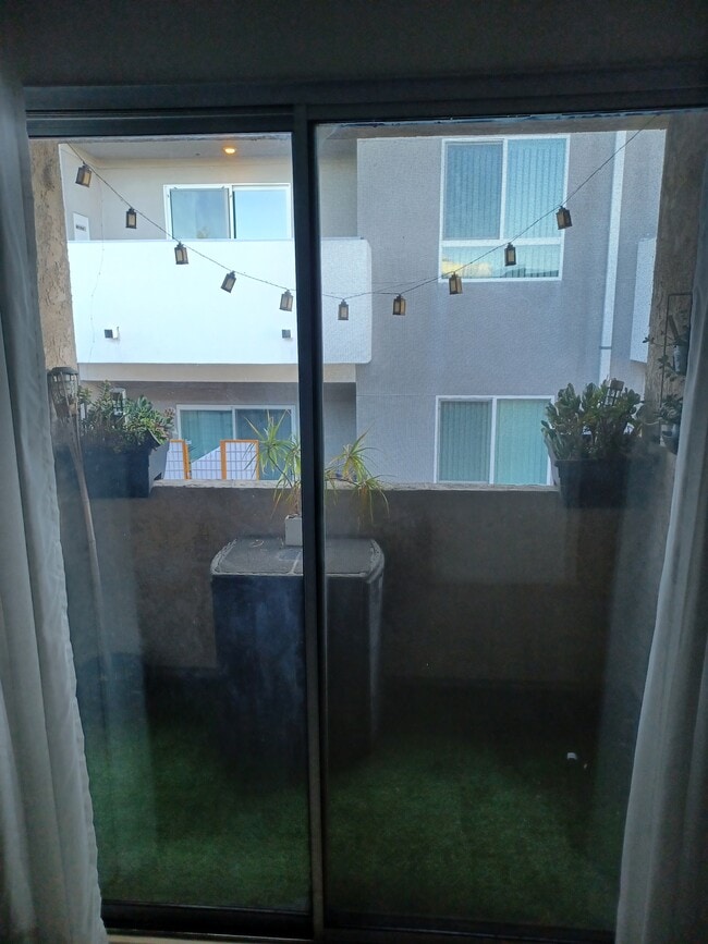 14307 Roscoe Blvd, Unit 205 in Panorama City, CA - Foto de edificio - Building Photo