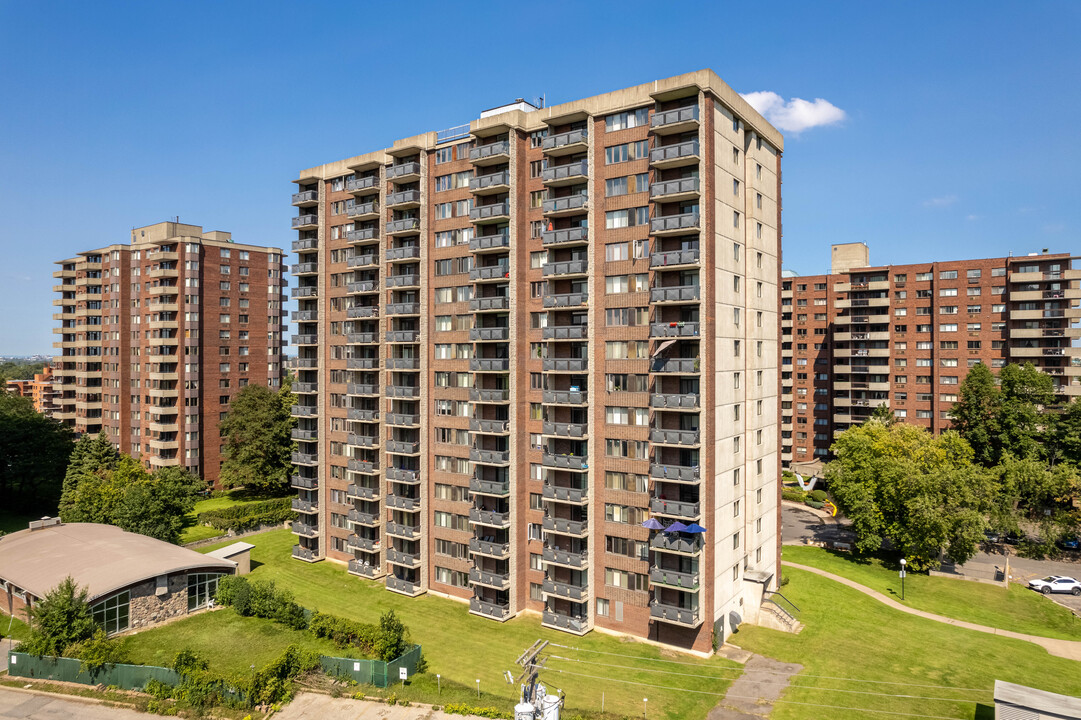 Le Place Fortier in Montréal, QC - Building Photo