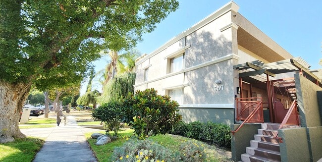 557 W Stocker St, Unit 107 in Glendale, CA - Foto de edificio - Building Photo