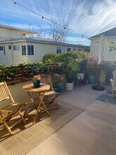 449 San Vicente Blvd, Unit B in Santa Monica, CA - Building Photo - Building Photo