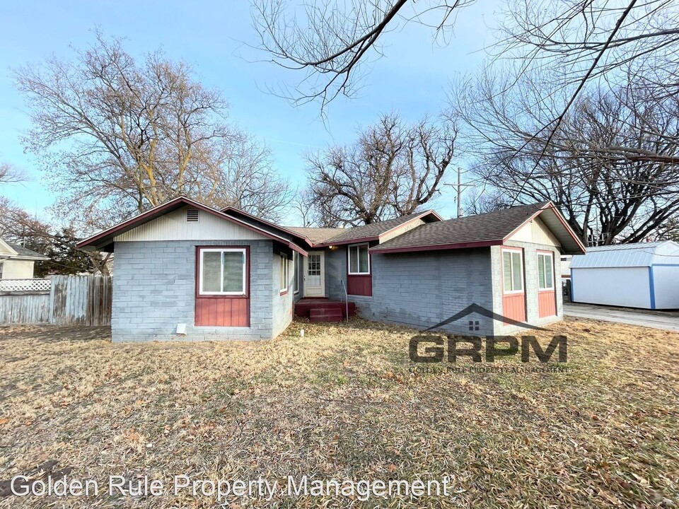 514 W 9th Ave in Hutchinson, KS - Building Photo