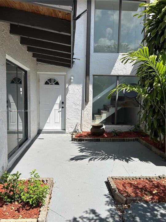 11005 SW 70th Terrace in Miami, FL - Building Photo