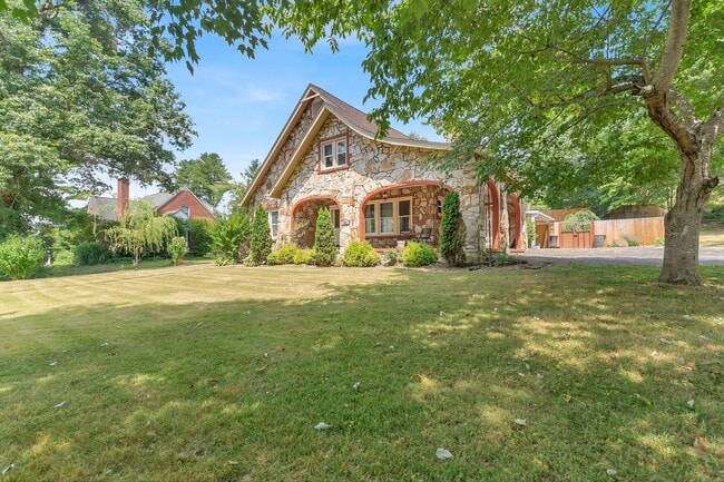 1688 Overhill Rd in Bristol, VA - Building Photo - Building Photo