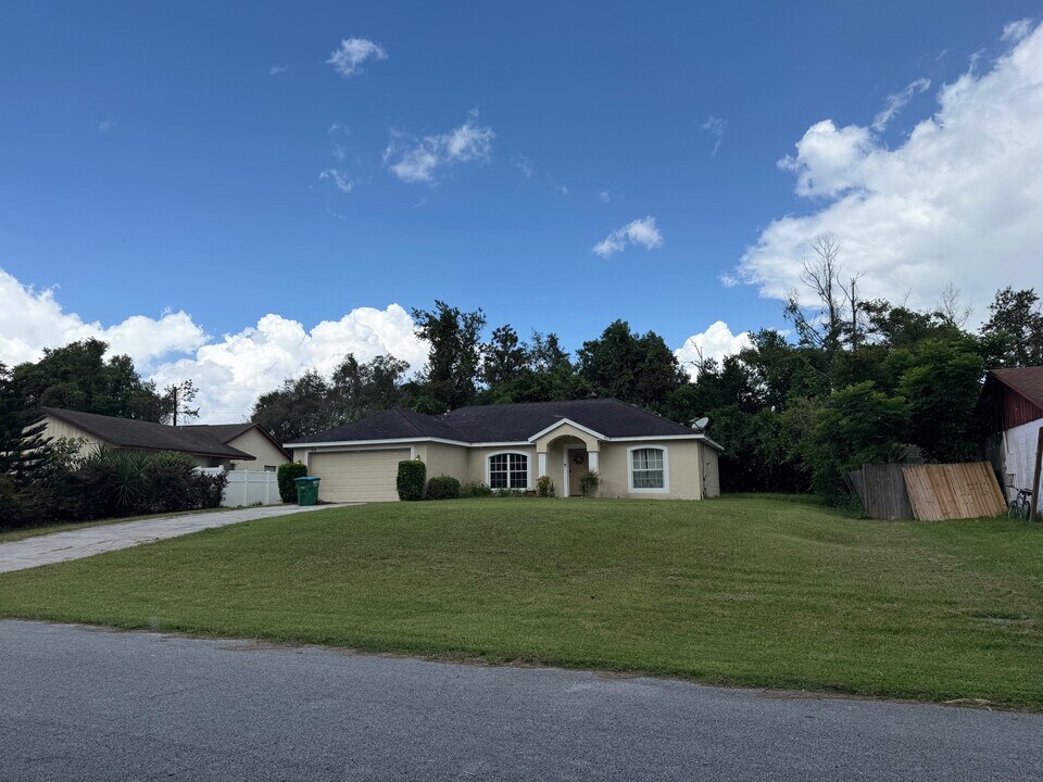 972 N Fairbairn Dr in Deltona, FL - Building Photo