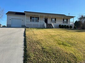 230 Clover Cir in Jacksboro, TN - Building Photo