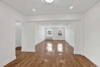 1 Ash Pl in Great Neck Plaza, NY - Building Photo - Building Photo