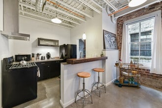 521 St Joseph St in New Orleans, LA - Foto de edificio - Building Photo