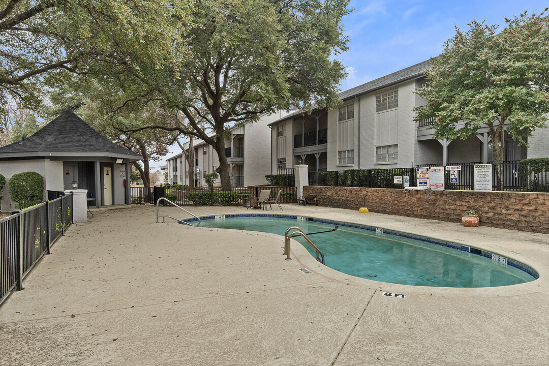 Royal Arms in Richardson, TX - Building Photo