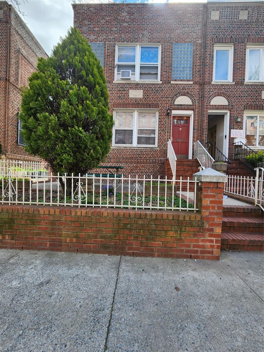 30-19 35th St in Queens, NY - Building Photo