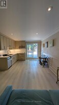 424 Roehampton Ave in Toronto, ON - Building Photo