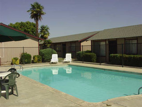 Sierra Terrace East in Bakersfield, CA - Building Photo - Building Photo